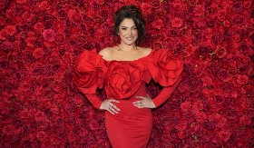 ESTRADA SE SJATILA KOD NADICE ADEMOV Ovaj muškarac joj uručio debelu kovertu novca!