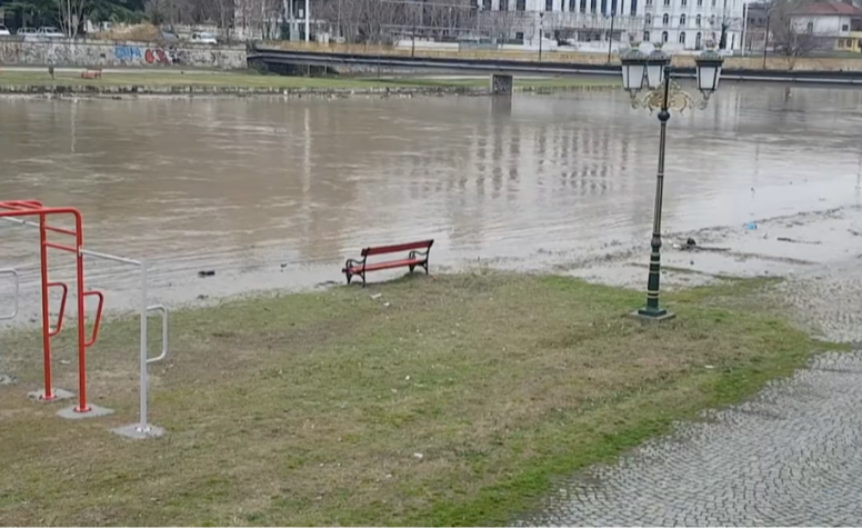 VODOSTAJ VARDARA PODIVLJAO, SELA POTOPLJENA! Evakuacija u toku 
