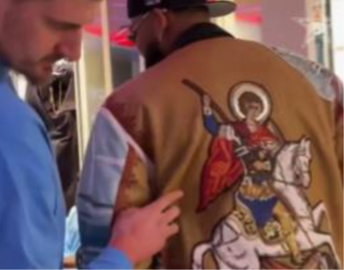 POZNATI DETALJI Koliko košta i ko je napravio jaknu sa motivom Svetog Đorđa koja je oduševila Nikolu Jokića?