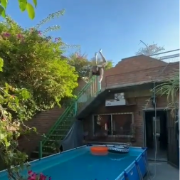 SKOČIO SA KROVA U BAZEN I SVE JE DELOVALO NORMALNO A onda je nastala prava DRAMA