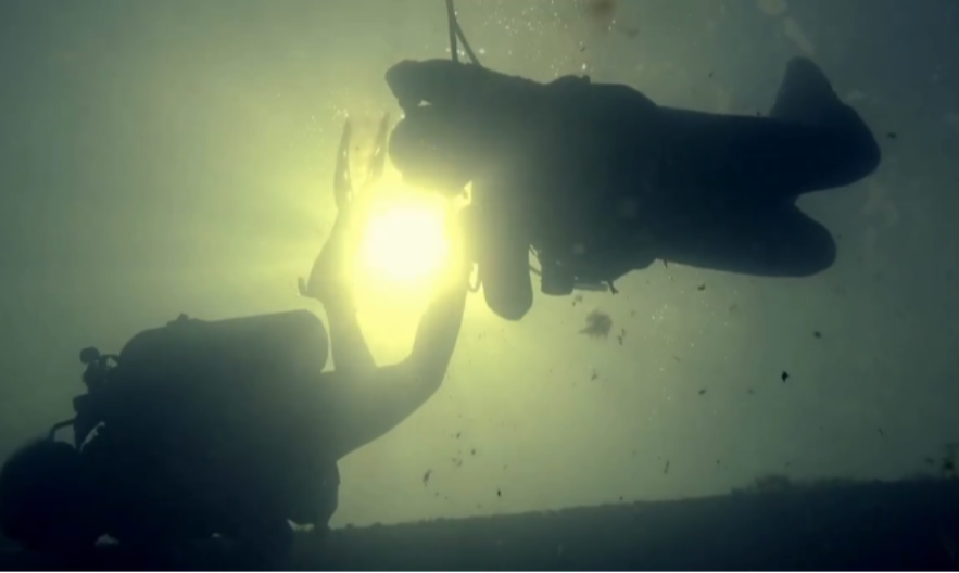 PROVEO JE MESEC DANA POD VODOM TESTIRAJUĆI SVOJU IZDRŽLJIVOST Kada je izronio, dogodilo se nešto neverovatno