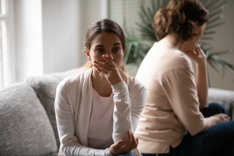 "Počela da razmišljam o tome da završim svoj život": Ispovest devojke koju je rođena majka "pustila niz vodu" u najtežem trenutku
