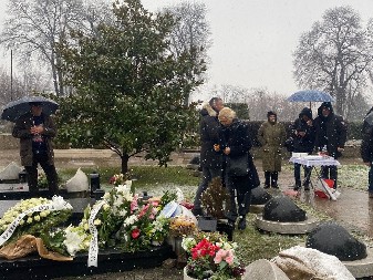 DA LI SE ESTRADA OSRAMOTILA? On jedini pevač koji je došao na pomen Šabanu Šauliću (VIDEO)