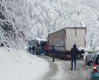 AUTOBUS I KAMION SE SUDARILI NA KADINJAČI Saobraćaj u prekidu, sneg paralisao zapad Srbije