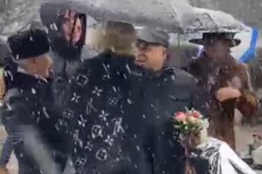 GOCA PALA U ZAGRLJAJ OVOM MUŠKARCU Slomila se pred svima! (VIDEO)