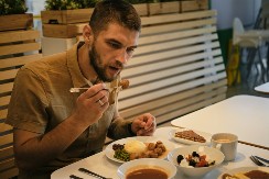 DVA PREVARANTA IZBEGLA DA PLATE VEČERU OD 200 EVRA Osoblje nije naselo na bizaran TRIK - evo kako su razotkriveni