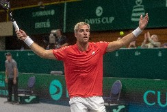 HRVAT NAPRAVIO HAOS ZBOG UKRADENOG POENA Psovao sudiju, hteo da ga bije ispred stadiona, nije mogao da se kontroliše