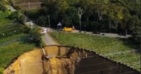 APOKALIPTIČNE SCENE Zemlja se OTVORILA i progutala SVE – meštani u panici, krater se širi iz dana u dan! (VIDEO)