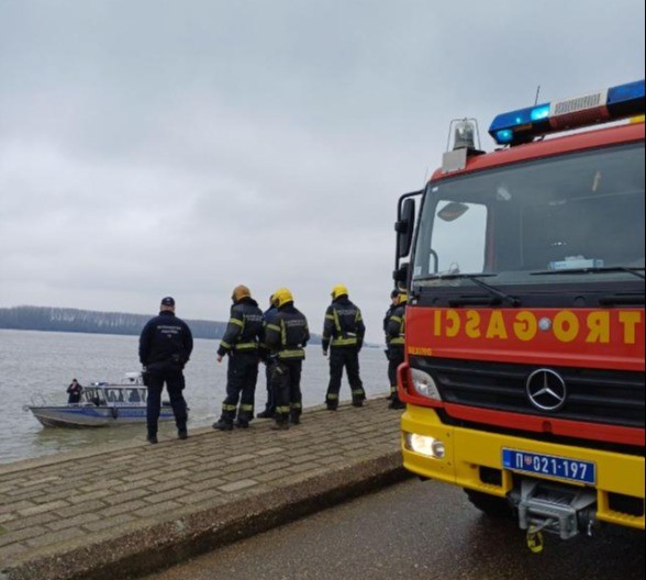 STRAVIČNA NESREĆA NA ADI HUJI Muškarac sleteo kolima u reku (FOTO)