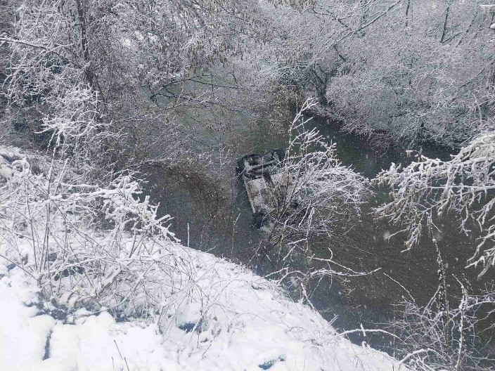 AUTO SA 4 ŽENE SLETEO SA PUTA U REKU: Izvlačili ih meštani i vatrogasci (FOTO)