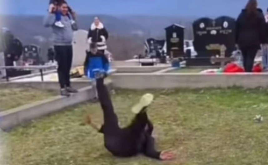 SKANDAL NA ZADUŠNICE Muškarac na groblju napravio totalni haos - vernici se KRSTILI I LEVOM I DESNOM!