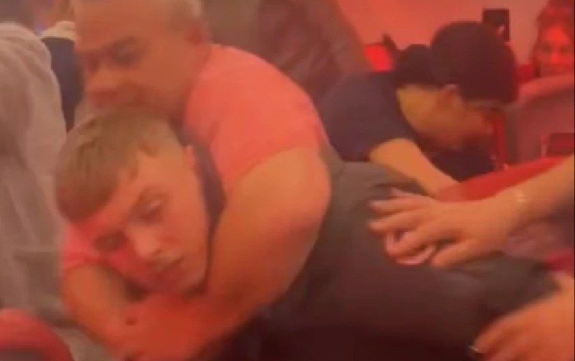 KRVAVA TUČA U AVIONU Šaketanje, urlanje i psovke - putnici vrištali u panici! (VIDEO)