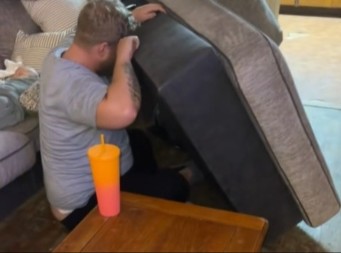 KUPILI POLOVAN KAUČ, A ONDA JE IZ NJEGA KRENULO JEZIVO LUPANJE Kad su ga RASPORILI, zaledili su se od prizora!