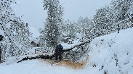 Struja se vraća u sela gde je danas bilo kritično, elektro-monteri satima rade bez prestanka