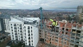 Ovaj čovek radi jedan od najneobičnijih poslova u Srbiji, malo ko hoće to da radi: Radovan montira kranove po čitavoj državi