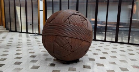 Evo šta simbolizuje "Klupko" jednog od srpskih najistaknutijih vajara - postavljena u Domu kulture u Prijepolju