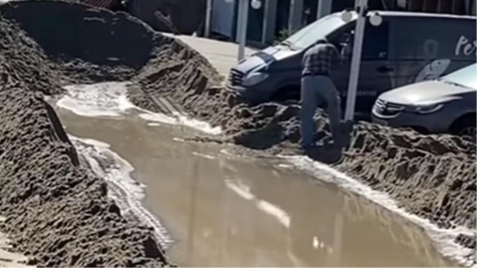 SABLASNE SCENE SA OMILJENOG LETOVALIŠTA SRBA: Ulice se pretvorile u reke, more se podiglo pola metra (VIDEO) 