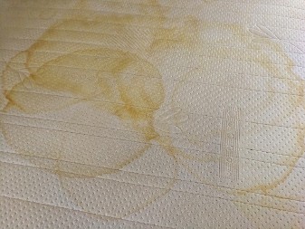 Ne bi vam uopšte palo na pamet, a skida žutilo kao od šale: Evo kako očistiti prljav dušek, treba vam samo jedno stredstvo iz kupatila