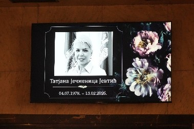 SESTRA JECA U SUZAMA, ČELNICI TSS ODRŽALI EMOTIVAN GOVOR Potresne scene na komemoraciji Tatjane Ječmenice