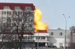 ŠIRI SE UZNEMIRUJUĆI SNIMAK! Dron se velikom brzinom zabija u zgradu, usledila eksplozija (VIDEO)