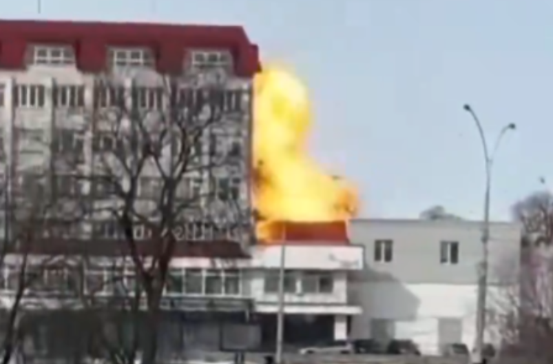 ŠIRI SE UZNEMIRUJUĆI SNIMAK! Dron se velikom brzinom zabija u zgradu, usledila eksplozija (VIDEO)