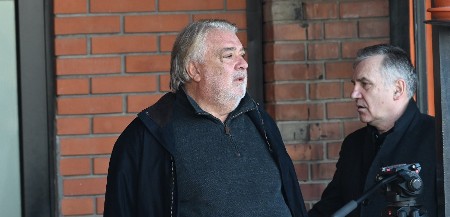 BOBA ŽIVOJINOVIĆ NA GROBLJU U NOVOM SADU ISPRATIO VOLJENU U rukama nosi samo jednu stvar!