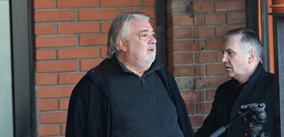 BOBA ŽIVOJINOVIĆ NA GROBLJU U NOVOM SADU ISPRATIO VOLJENU U rukama nosi samo jednu stvar!