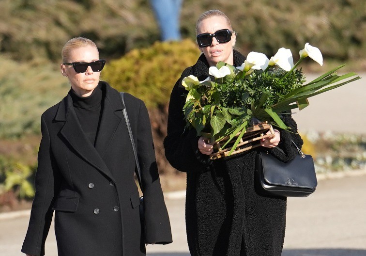 POTRESNE SCENE NA GROBLJU Nataša Bekvalac sa sestrama došla da se oprosti od tragično stradale Tatjane, bol ne može da se sakrije (FOTO)