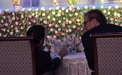 VUČIĆ SEDI SA MAKRONOM NA VEČERI KOJU MODI ORGANIZUJE Dvojica lidera razgovaraju u Nju Delhiju (VIDEO)