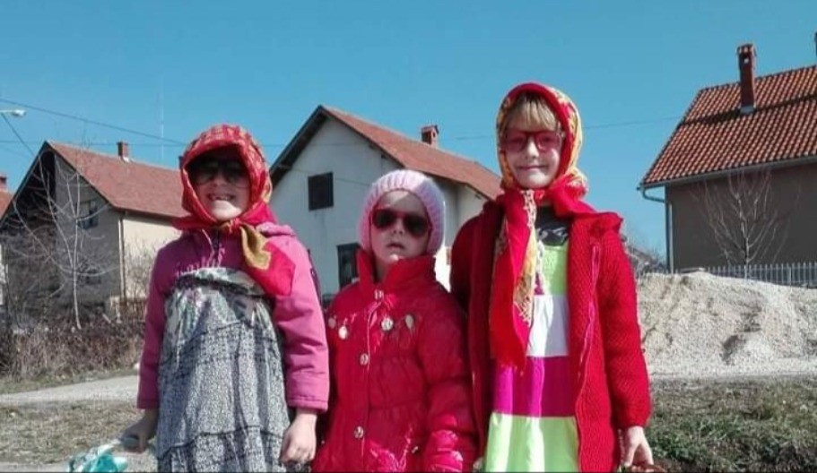 MASKIRANI MALIŠANI OBILAZE KUĆE I DOBIJAJU POKLONE Obeležava se najlepša Bela nedelja u Topoli 