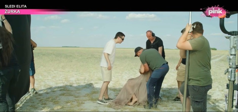 ONESVESTILA SE PRED KAMERAMA! Pozlilo našoj pevačici, ovo je prethodilo incidentu 