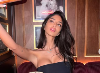 MILION RUŽA I POSEBNA PORUKA! Đina Džinović uživa u skupocenim poklonima: "Moj si ceo univerzum" (FOTO)