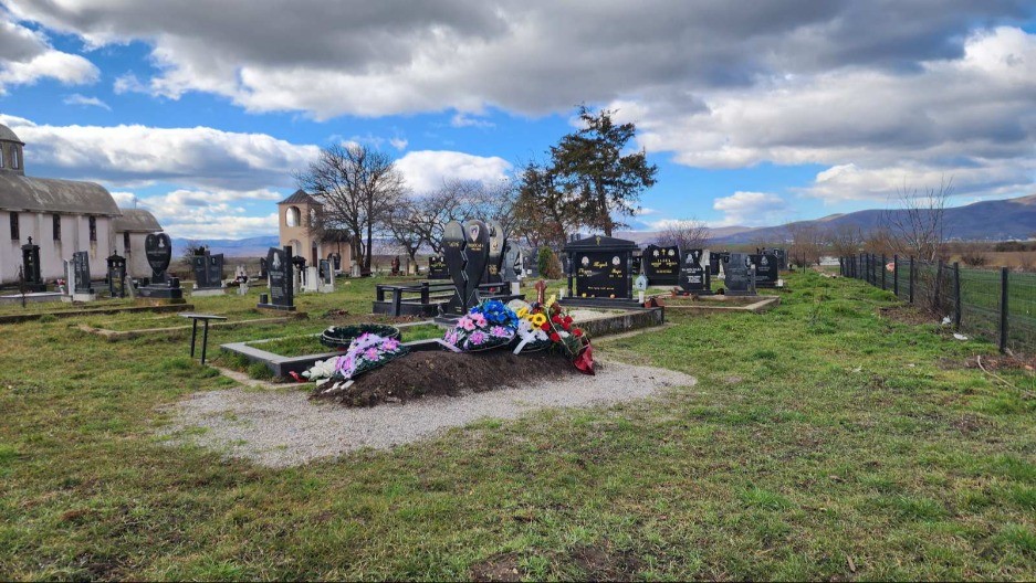 PONOVO SKINUTA ZASTAVA SA GROBA SRBINA IVICE Sahranjen je kod Lipljana i nije prvi put da Albanci ovo rade