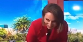 USRED EMISIJE PODIGLA NOGE NA STO I URADILA OVO! Voditeljka šokirala gledaoce, u studiju nastao haos (VIDEO) 