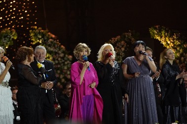 "DOBILA SAM IME PO LJUBAVNICI SVOG OCA" Naša pevačica otkrila šokantan detalj iz života: "Voleo je i nju i moju majku"