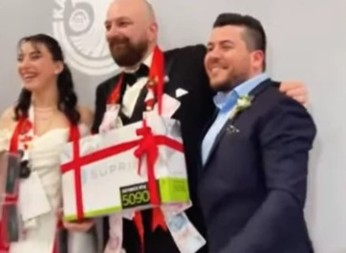 SVADBA KOJA JE SRUŠILA INTERNET Kad su mladenci otvorili poklon, cela sala je zanemela – ovo niko nije očekivao!