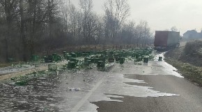 GAJBE SVUDA PO PUTU, PIVO PRELIVA NA SVE STRANE Tragična scena na putu Kraljevo-Čačak
