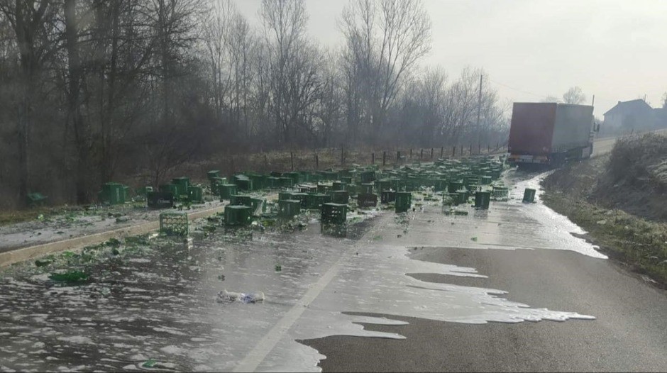 GAJBE SVUDA PO PUTU, PIVO PRELIVA NA SVE STRANE Tragična scena na putu Kraljevo-Čačak