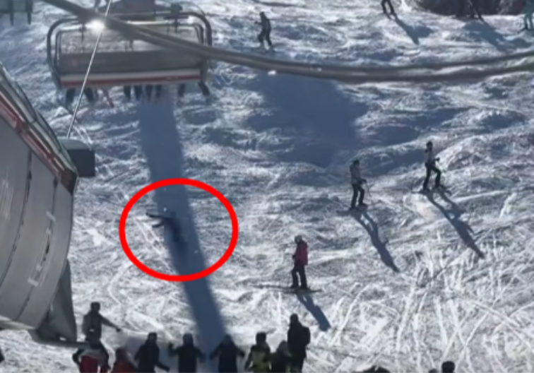 POZNATO STANJE DETETA KOJE JE PALO SA ŽIČARE NA JAHORINI: Skijaši pokušavali da ga uhvate, palo na sneg (VIDEO)