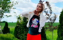 PRIČALO SE DA JE MUŽ VARA SA ĆERKOM PEVAČA, KARLEUŠA JOJ JE DALA POSAO O ovoj voditeljki danas se priča