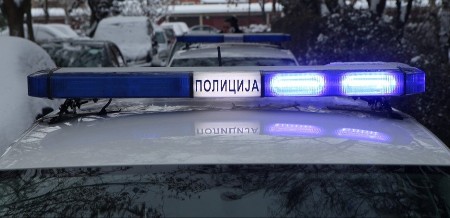 DRAMA NA IBARSKOJ! Čovek se polio benzinom, preti da će se zapaliti!