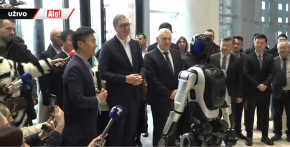 ROBOT LUKA SE OBRATIO VUČIĆU: Gospodine predsedniče, veoma ste poštovani... Inspirativno je pozdraviti lidera koji ceni i napredak i ljude!