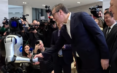 "ČVRST STISAK RUKE IMA, JELEK MU LEPO STOJI, JOŠ SAMO KOLO DA NAUČI DA IGRA" Vučić podelio snimak sa prezentacije robota (VIDEO)