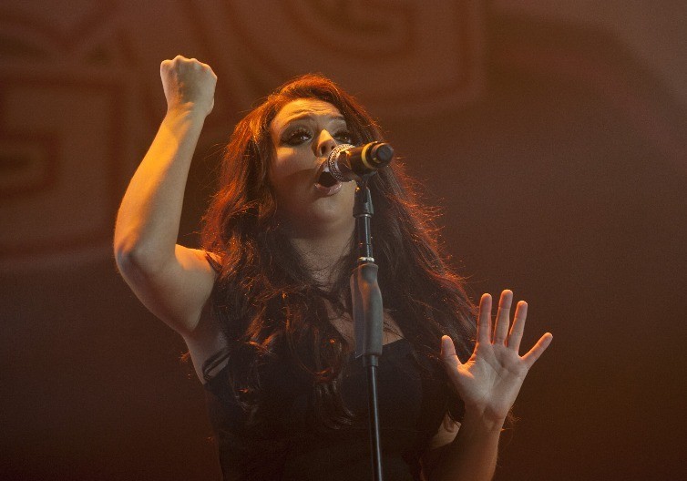  „Doktori su rekli da moje ćerke nikada neće hodati“: Pevačica kaže da ih je spasila baka koja je primetila problem