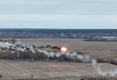 RAKETA DIREKTNO POGAĐA, RAZNOSI GA U DELIĆE: Uništen moćni MI-35 u Ukrajini (VIDEO)