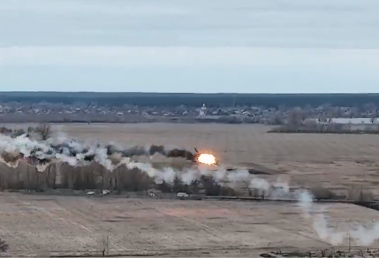 RAKETA DIREKTNO POGAĐA, RAZNOSI GA U DELIĆE: Uništen moćni MI-35 u Ukrajini (VIDEO)