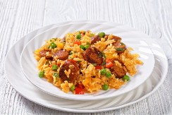 PILAV SA KOBASICAMA OKUPLJA PORODICU ZA STOLOM A gotov za manje od pola sata