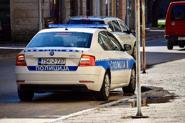 UPERIO PUŠKU NA POLICAJCE U TUZLI Kod osumnjičenog pronađene i tri ručne bombe