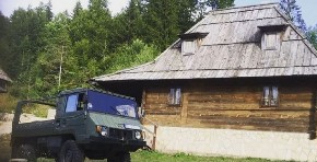 ZARAĐUJE OGROMAN NOVAC, A IMA DRVENU KUĆU! Naš proslavljeni glumac boravi na ovoj lokaciji! (FOTO)