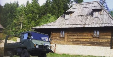 ZARAĐUJE OGROMAN NOVAC, A IMA DRVENU KUĆU! Naš proslavljeni glumac boravi na ovoj lokaciji! (FOTO)